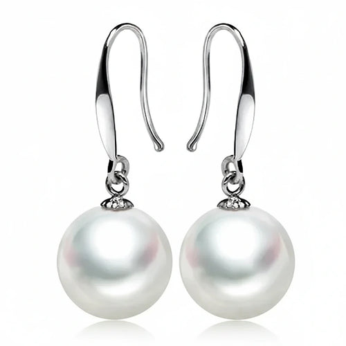 Boucles d'oreilles perles Adèle, la paire sur fond blanc