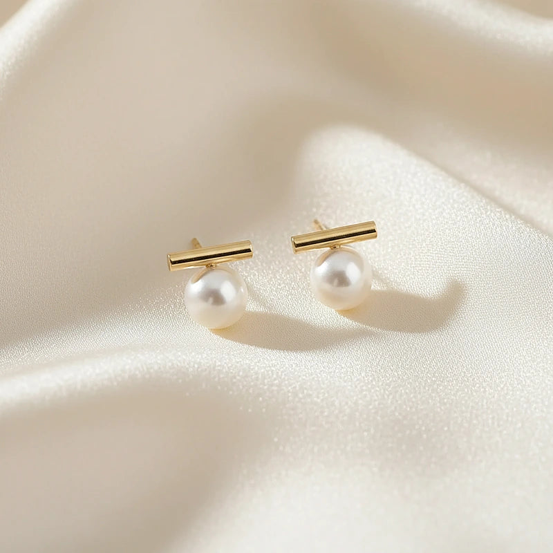 Boucles d'oreilles perles Agathe, posées sur une soie ivoire