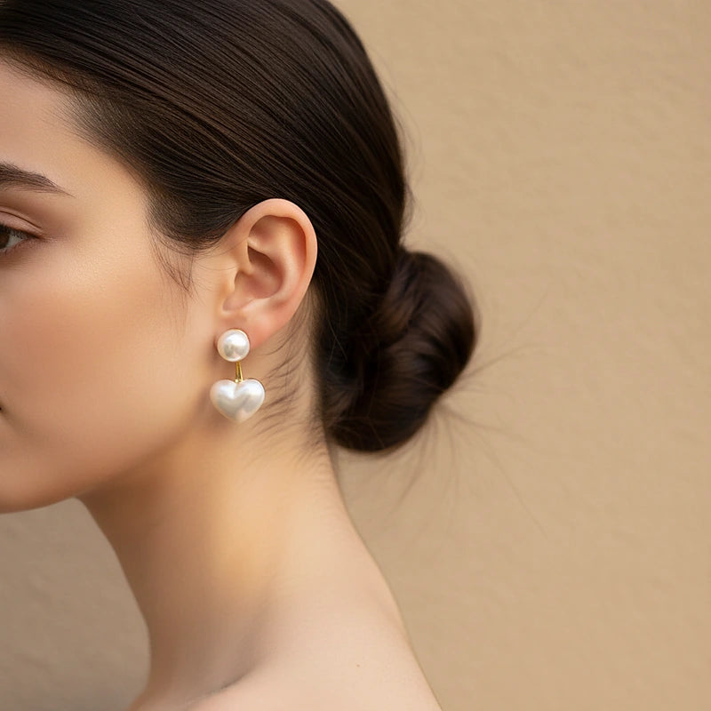Boucles d'oreilles perles Amélie, portées en gros plan sur l'oreille