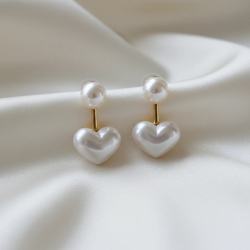 Boucles d'oreilles perles Amélie, posées sur une soie ivoire
