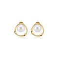 Boucles d'oreilles perles et anneau ondulé doré, la paire sur fond blanc