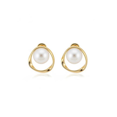 Boucles d'oreilles perles et anneau ondulé doré, la paire sur fond blanc