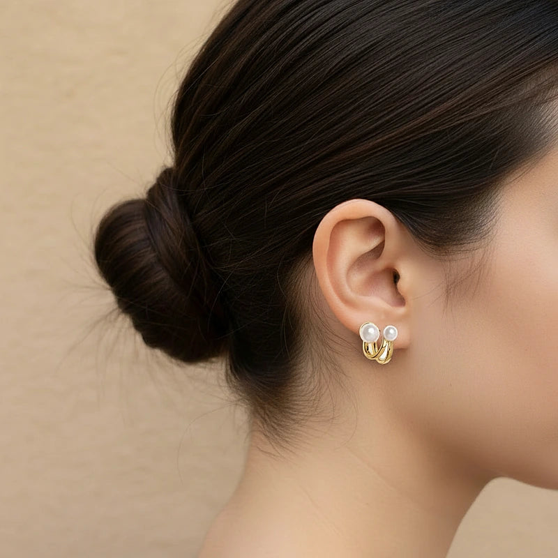 Boucles d'oreilles perles Apolline, portées en gros plan sur l'oreille