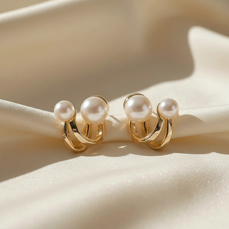 Boucles d'oreilles perles Apolline, posées sur une soie ivoire