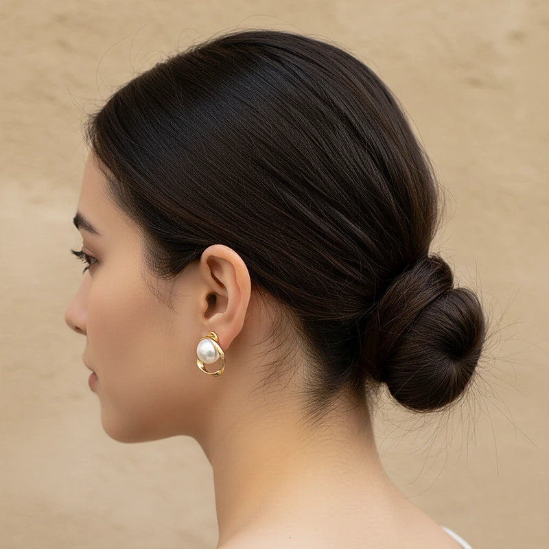 Boucles d'oreilles perles Aurore, portées en gros plan sur l'oreille