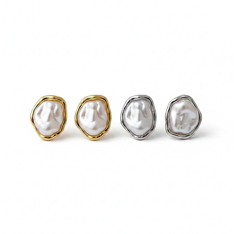 Boucles d'oreilles perles baroques, les deux finitions dorée et argentée sur fond blanc