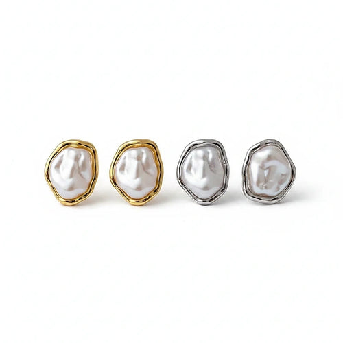 Boucles d'oreilles perles baroques, les deux finitions dorée et argentée sur fond blanc