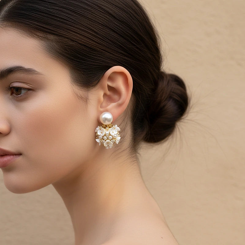 Boucles d'oreilles perles Camélia, portées en gros plan sur l'oreille
