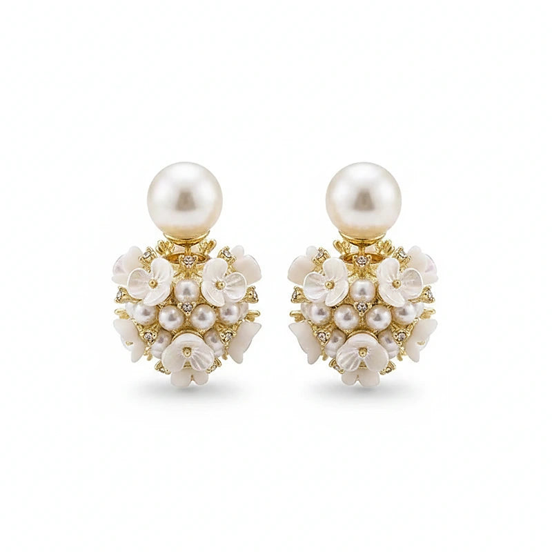 Boucles d'oreilles perles Camélia, la paire sur fond blanc