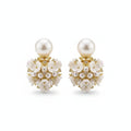 Boucles d'oreilles perles Camélia, la paire sur fond blanc