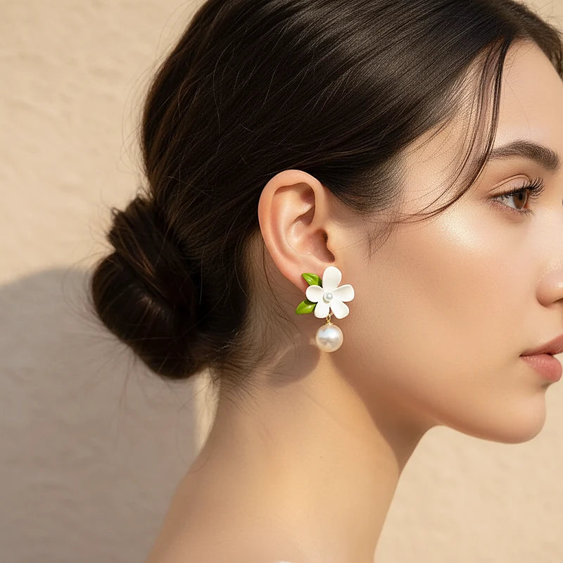 Boucles d'oreilles perles Capucine, portées en gros plan sur l'oreille