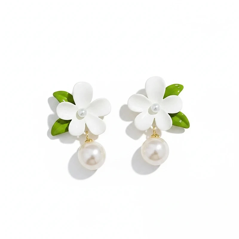 Boucles d'oreilles perles Capucine, la paire sur fond blanc