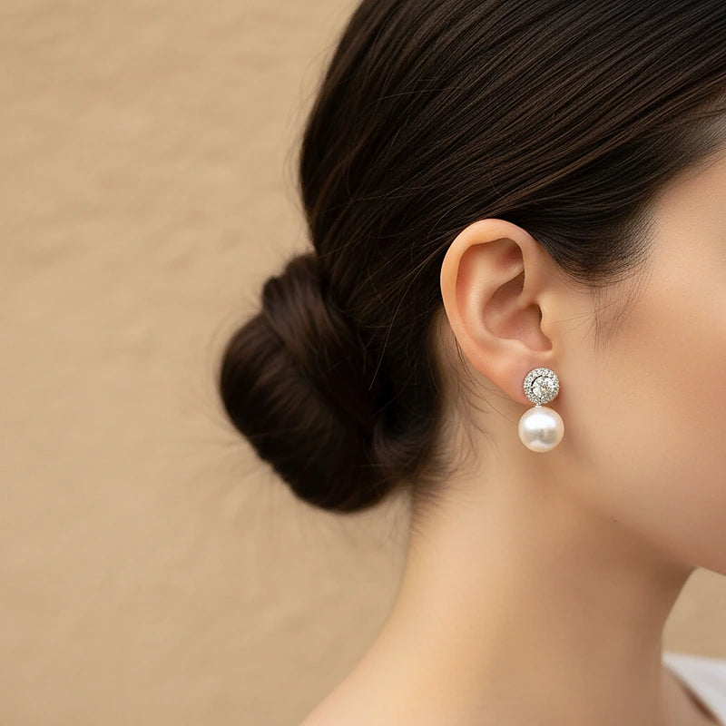 Boucles d'oreilles perles Célestine, portées en gros plan sur l'oreille