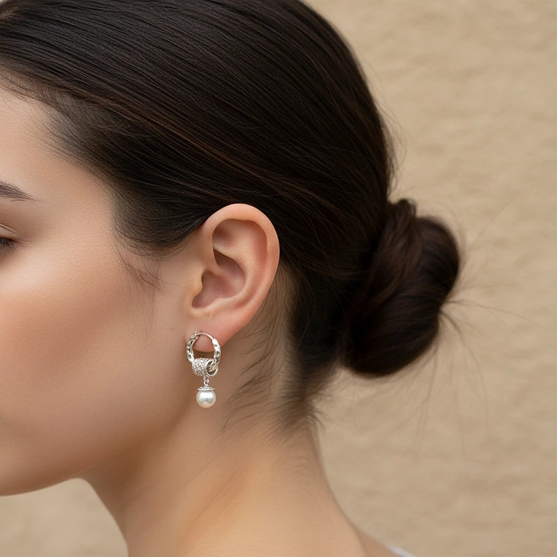 Boucles d'oreilles perles Colette, portées en gros plan sur l'oreille