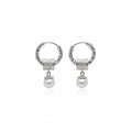 Boucles d'oreilles perles Colette, la paire sur fond blanc