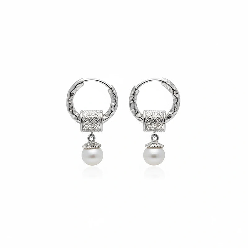 Boucles d'oreilles perles Colette, la paire sur fond blanc