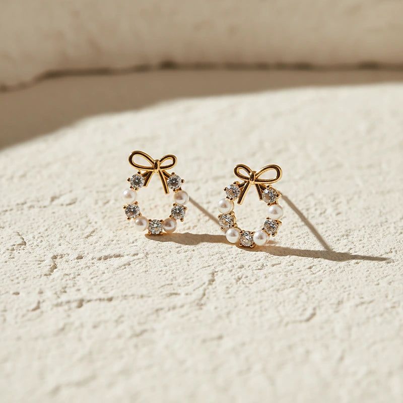 Boucles d'oreilles perles Éloïse, posées sur une surface en plâtre crème
