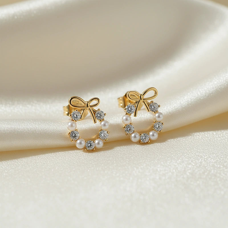 Boucles d'oreilles perles Éloïse, posées sur une soie ivoire