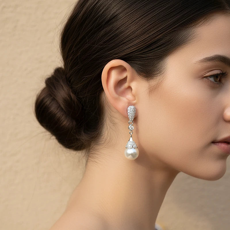 Boucles d'oreilles perles Eugénie, portées en gros plan sur l'oreille