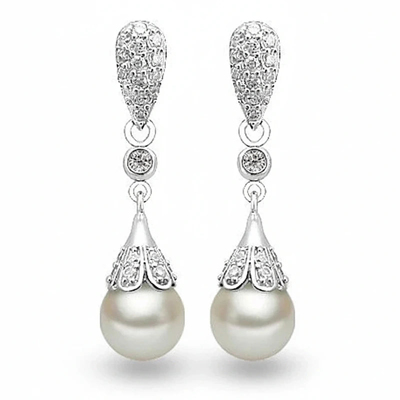 Boucles d'oreilles perles Eugénie, la paire sur fond blanc