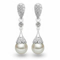 Boucles d'oreilles perles Eugénie, la paire sur fond blanc