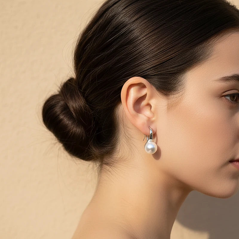 Boucles d'oreilles perles Lise, portées en gros plan sur l'oreille