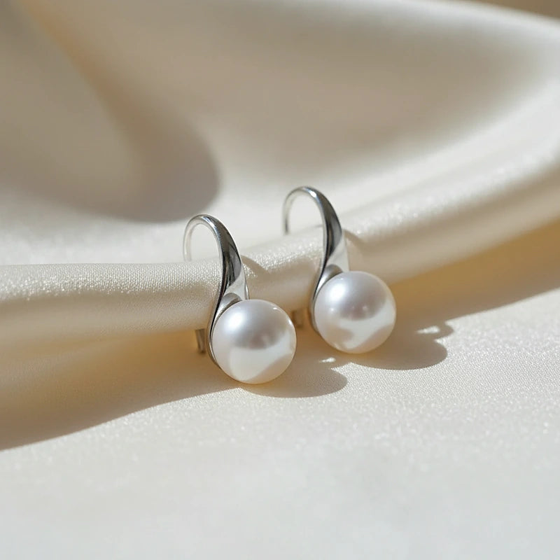 Boucles d'oreilles perles Lise, posées sur une soie ivoire