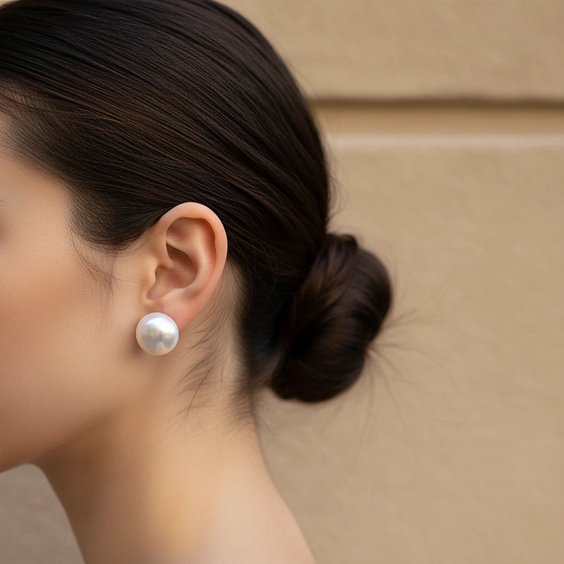 Boucles d'oreilles perles Margot, portées en gros plan sur l'oreille