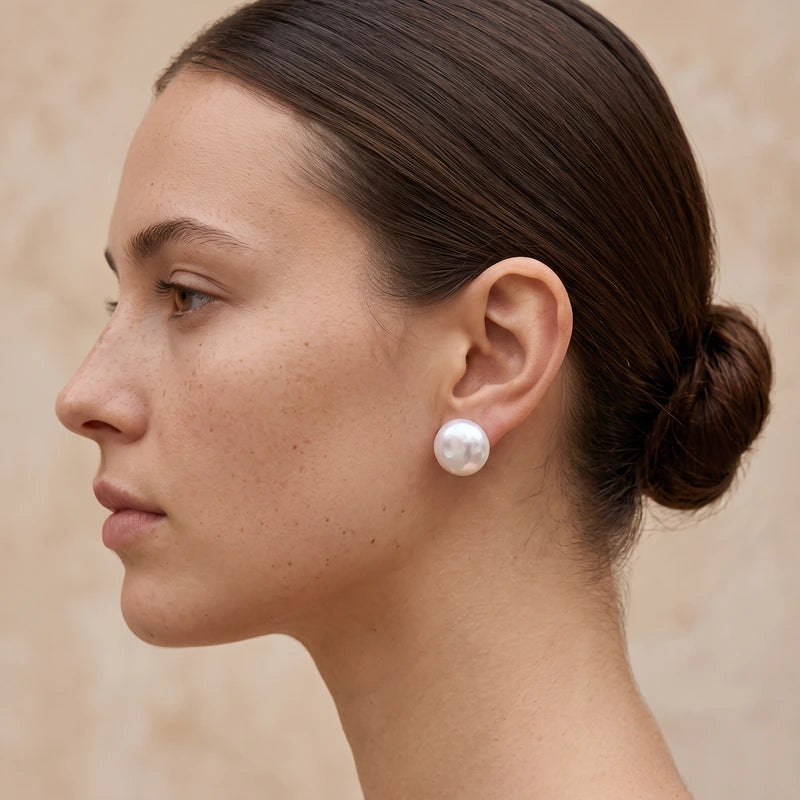Boucles d'oreilles perles nacrées portées, vue de profil