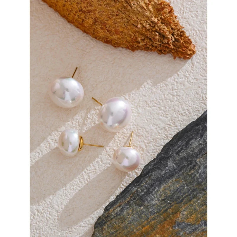 Boucles d'oreilles perles nacrées, les deux diamètres 12 et 18 mm présentés en paires