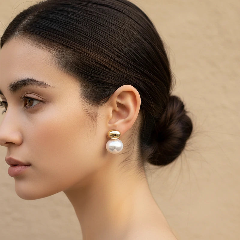 Boucles d'oreilles perles Noémie, portées en gros plan sur l'oreille