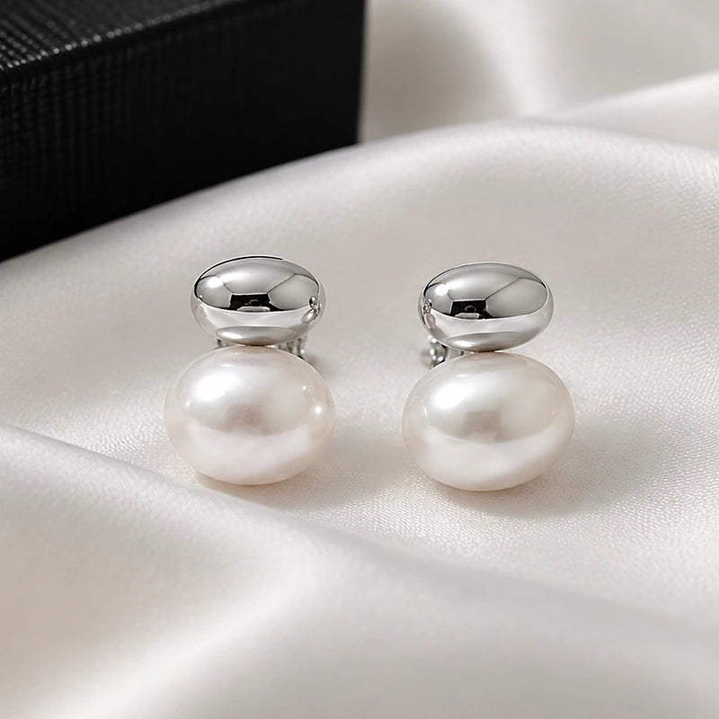 Boucles d'oreilles perles Noémie, finition argentée posée sur une soie ivoire