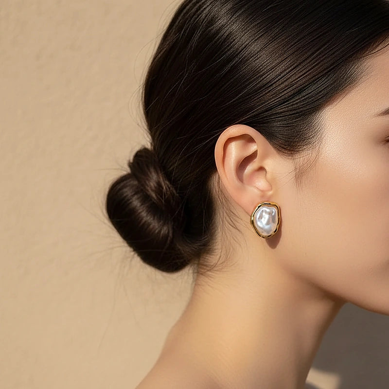 Boucles d'oreilles perles Ondine, portées en gros plan sur l'oreille