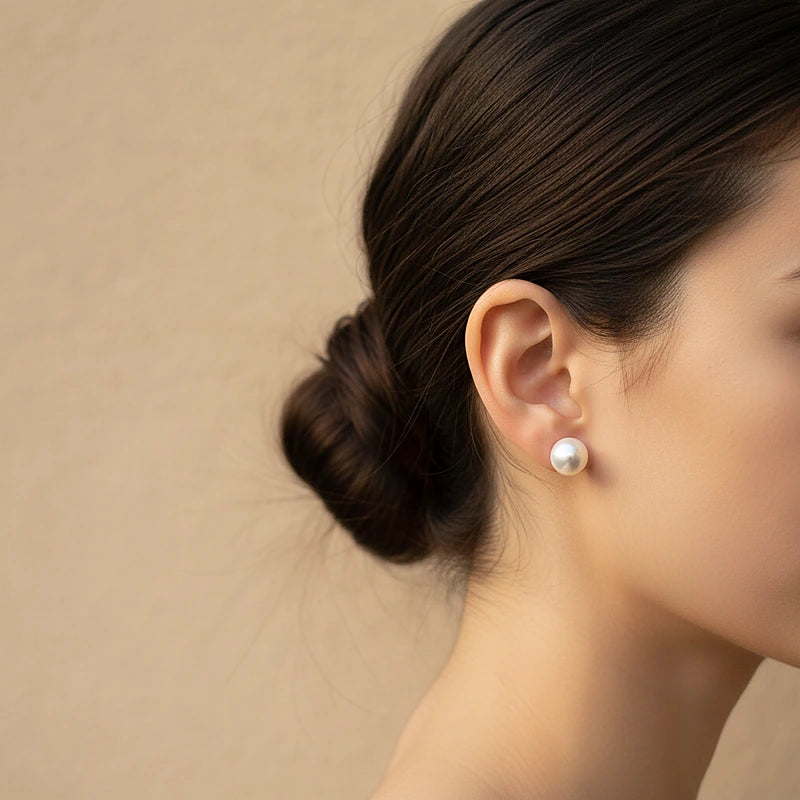 Boucles d'oreilles perles Simone, portées en gros plan sur l'oreille